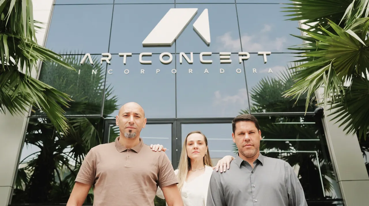Equipe da Art Concept Incorporadora em frente à sede